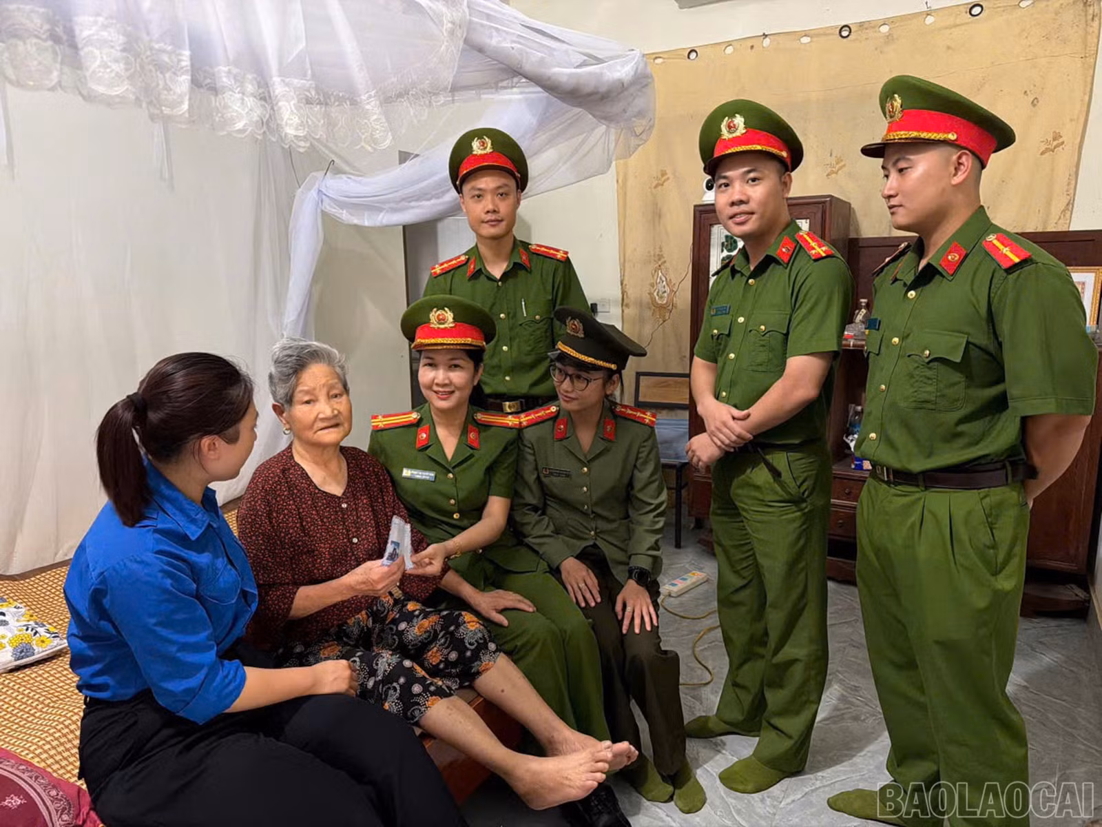 baolaocai-br_doan-thanh-nien-phuong-au-lau-phoi-hop-voi-phong-pc10-cong-an-tinh-lao-cai-trao-tang-qua-dong-vien-gia-dinh-chinh-sach-anh-nh-thanh-nghi-7.jpg