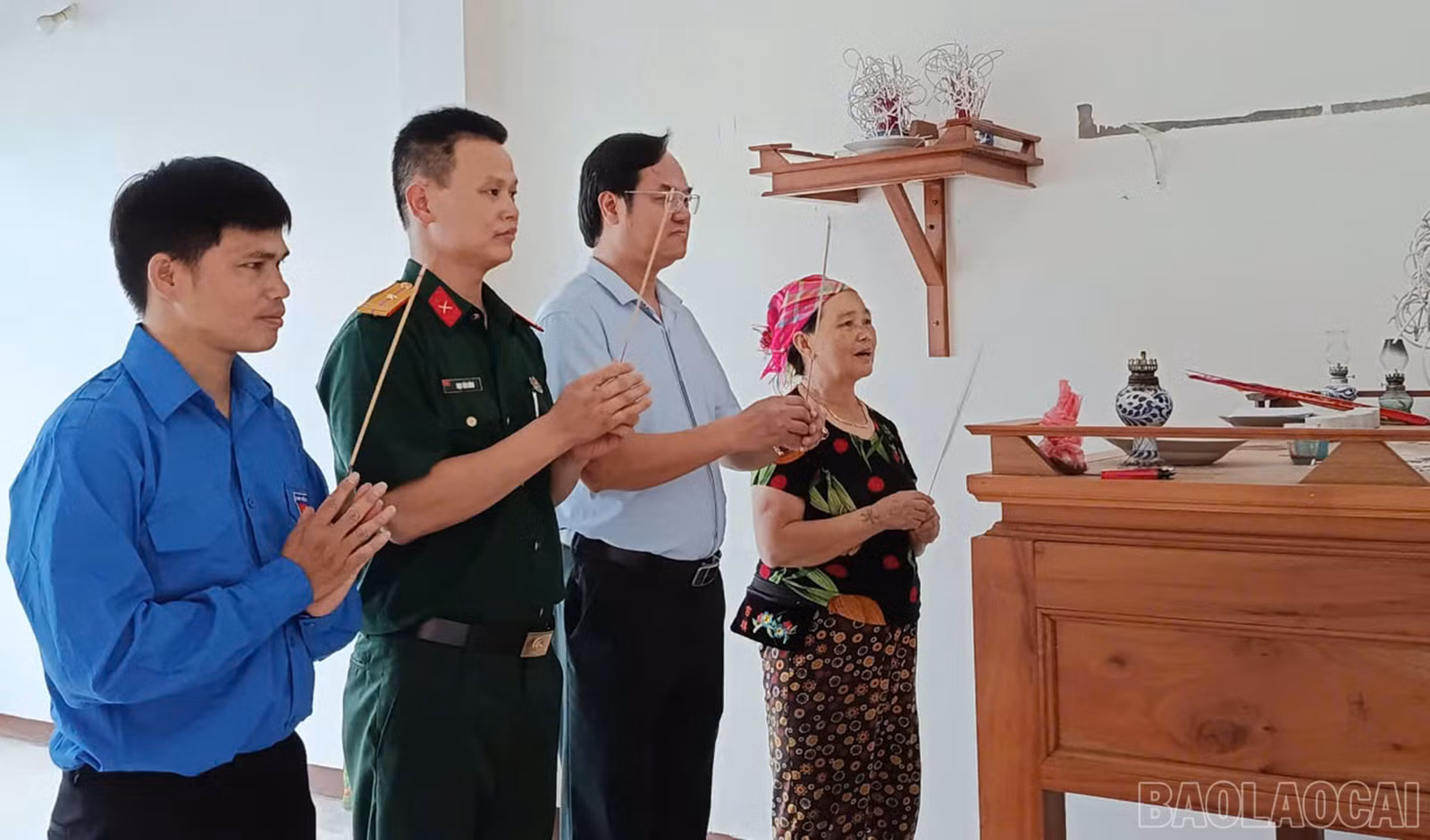 Lãnh đạo xã Mỏ Vàng thắp hương tưởng niệm liệt sĩ tại gia đình thân nhân.