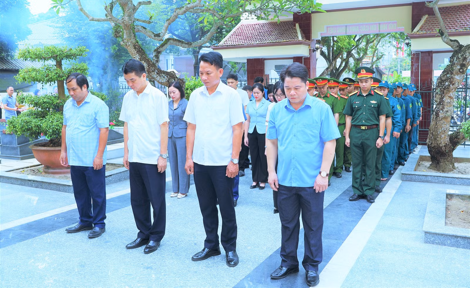 cac-dai-bieu-danh-1-phut-tuong-niem-cac-anh-hung-liet-si.jpg