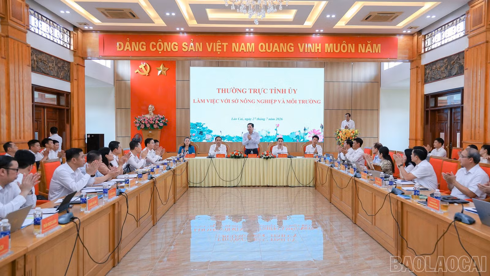 Quang cảnh buổi làm việc.