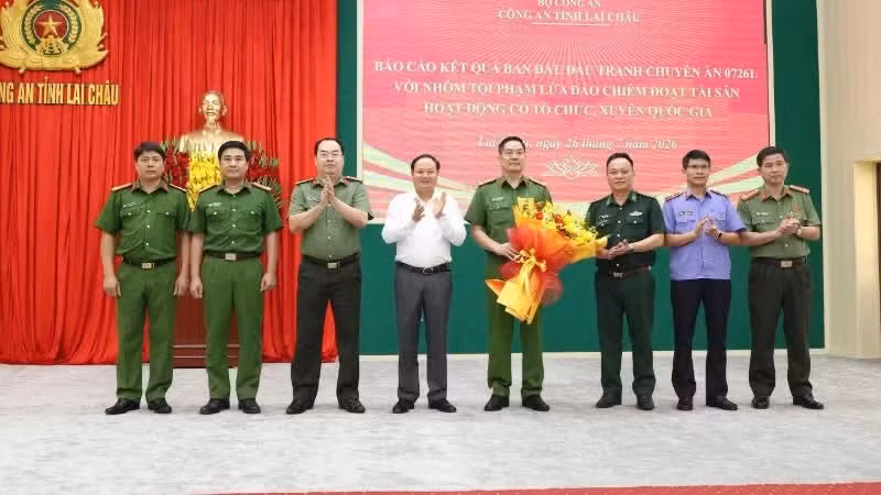 Bí thư Tỉnh ủy Lai Châu tặng hoa chúc mừng Ban Chuyên án.