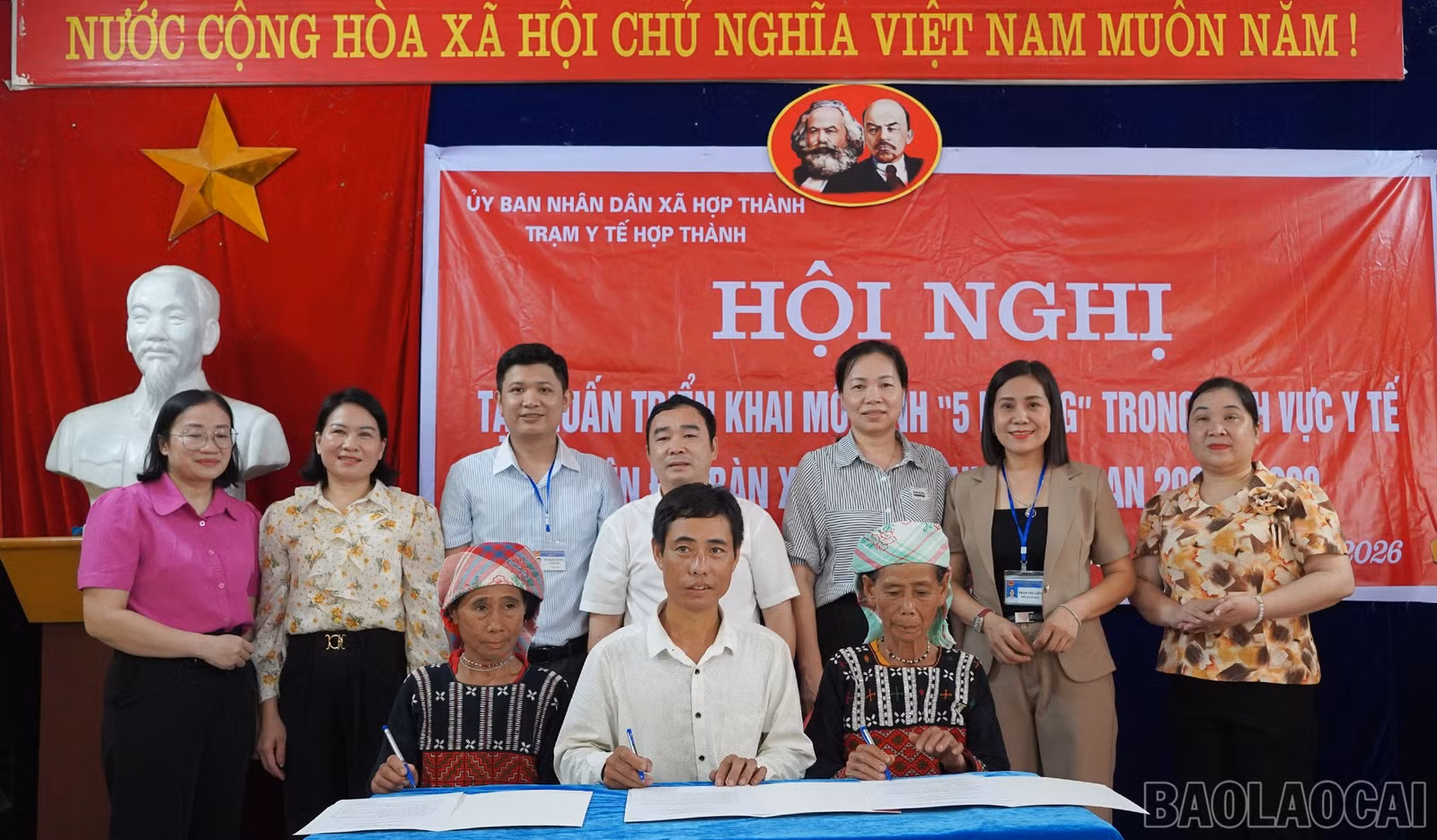 Đại diện các hộ gia đình ký cam kết thực hiện mô hình.