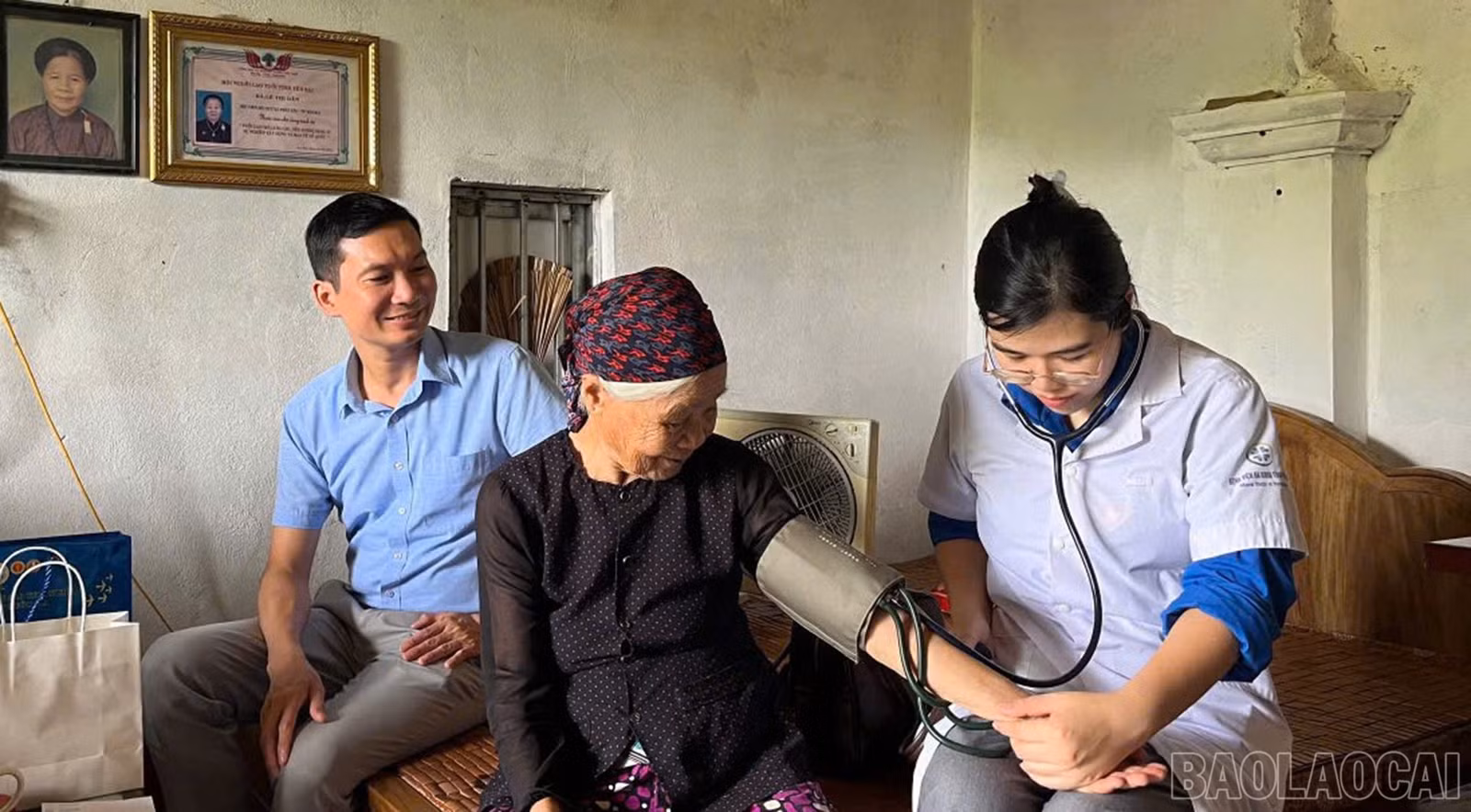baolaocai-br_can-bo-bac-sy-benh-vien-da-khoa-so-1-tinh-lao-cai-kham-suc-khoe-cho-nguoi-co-cong-tren-dia-ban-phuong-au-lau-anh-thanh-nghi-9.jpg
