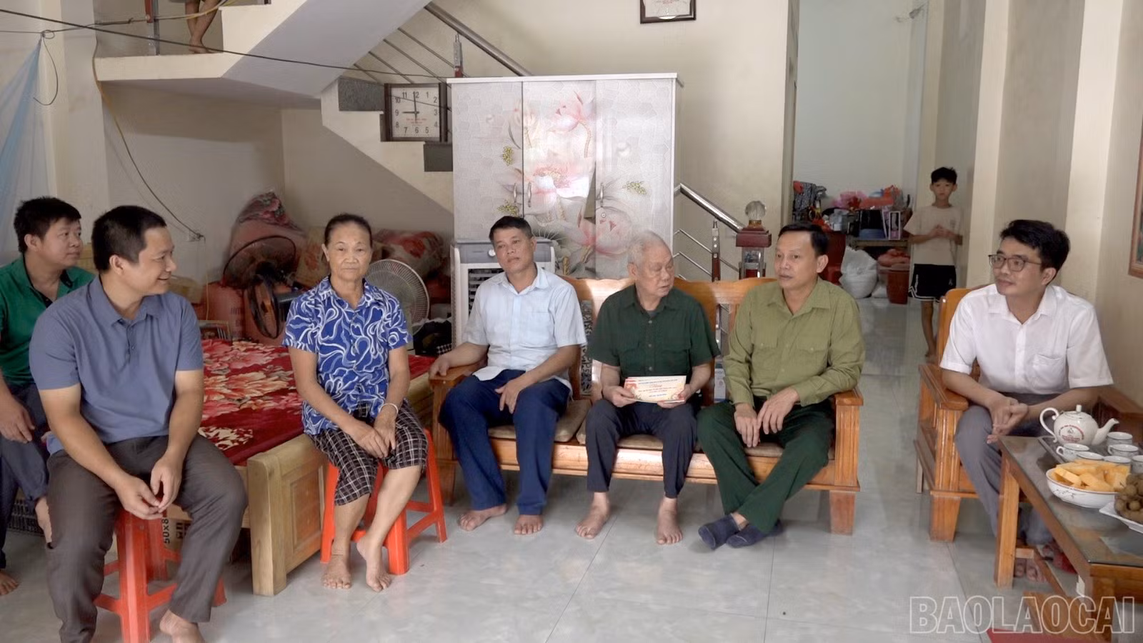 baolaocai-br_bi-thu-dang-uy-xa-nguyen-van-phuong-tham-tang-qua-cac-gia-dinh-chinh-sach-1.jpg
