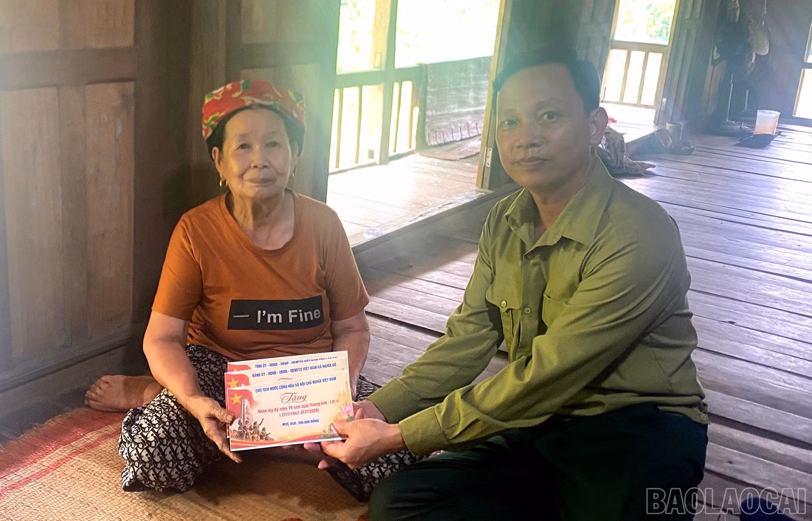 baolaocai-br_bi-thu-dang-uy-xa-nguyen-van-phuong-tham-tang-qua-cac-gia-dinh-chinh-sach-2.jpg