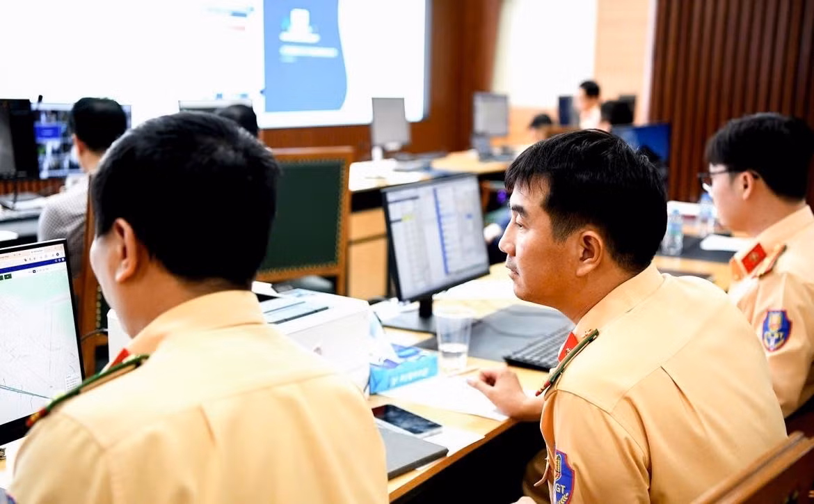 Chỉ trong 7 giờ khai thác dữ liệu từ hệ thống giám sát hành trình của phương tiện kinh doanh vận tải, Cục Cảnh sát giao thông (CSGT) đã phát hiện hơn 4.000 trường hợp lái xe có dấu hiệu vi phạm quy định về thời gian làm việc, đồng thời kiểm tra, xử lý nhiều trường hợp vi phạm trên các tuyến cao tốc.