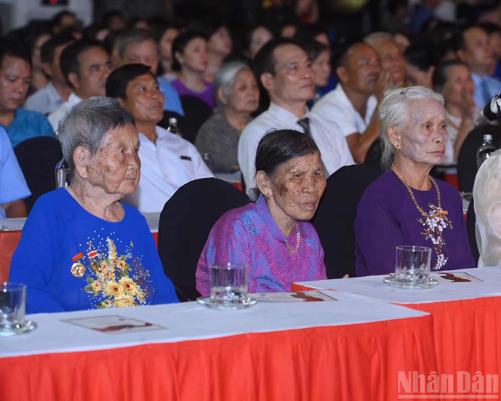 Các Bà Mẹ Việt Nam Anh hùng dự Chương trình cầu truyền hình "Sao sáng dẫn đường" tại điểm cầu Hà Nội.