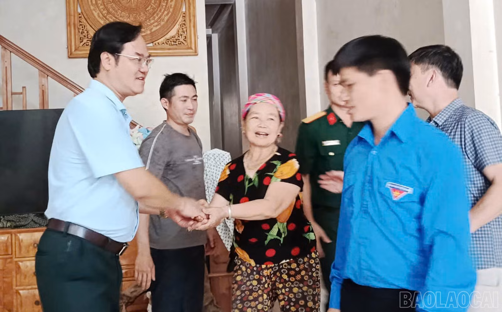 Các đồng chí lãnh đạo Đảng ủy, HĐND, UBND, Ủy ban MTTQ Việt Nam xã cùng các thành viên trong đoàn đã ân cần thăm hỏi gia đình chính sách.