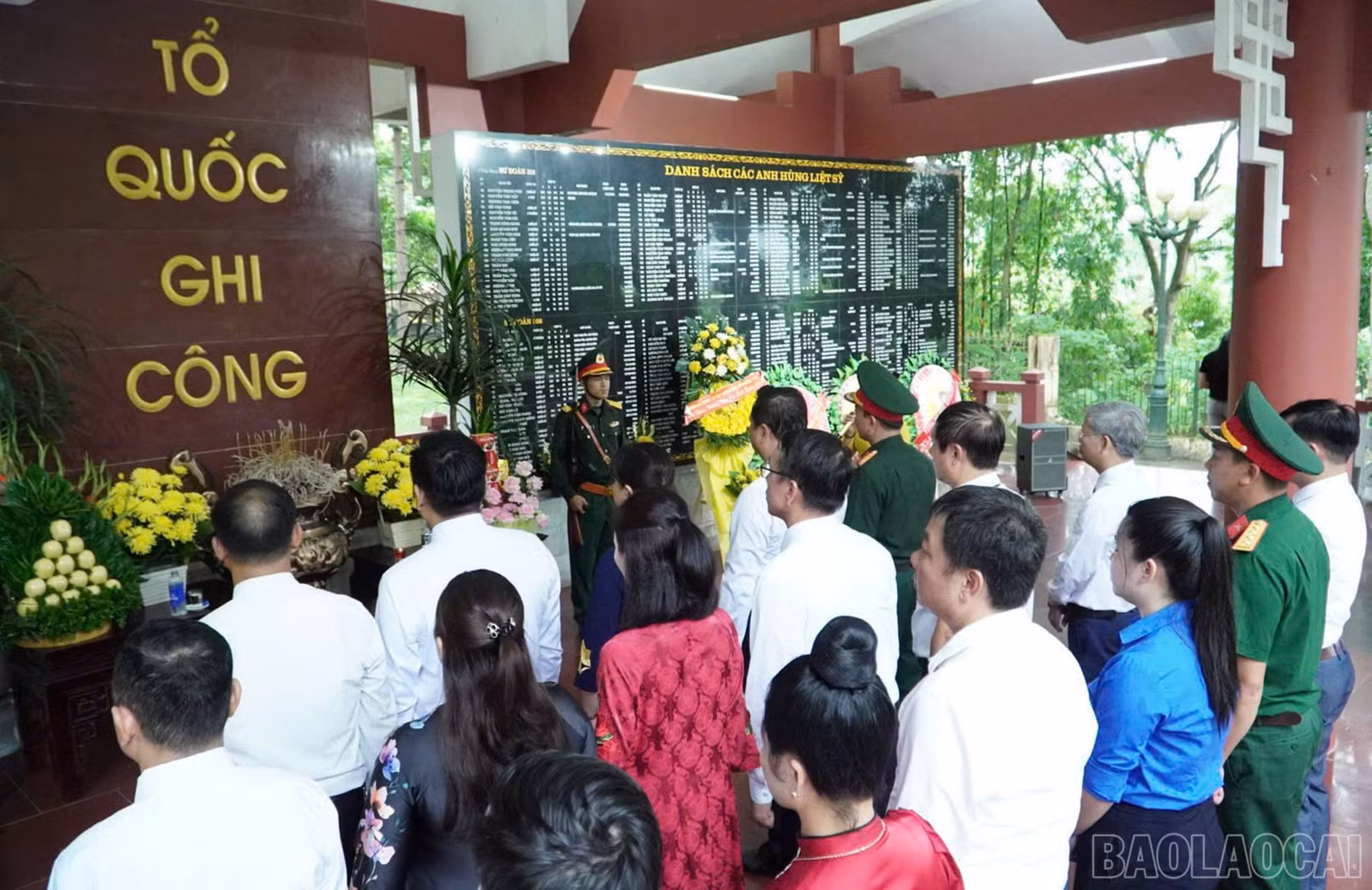 Đoàn đại biểu phường Trung Tâm dâng hương tưởng niệm Chủ tịch Hồ Chí Minh và viếng các Anh hùng liệt sĩ tại các địa chỉ đỏ trên địa bàn.