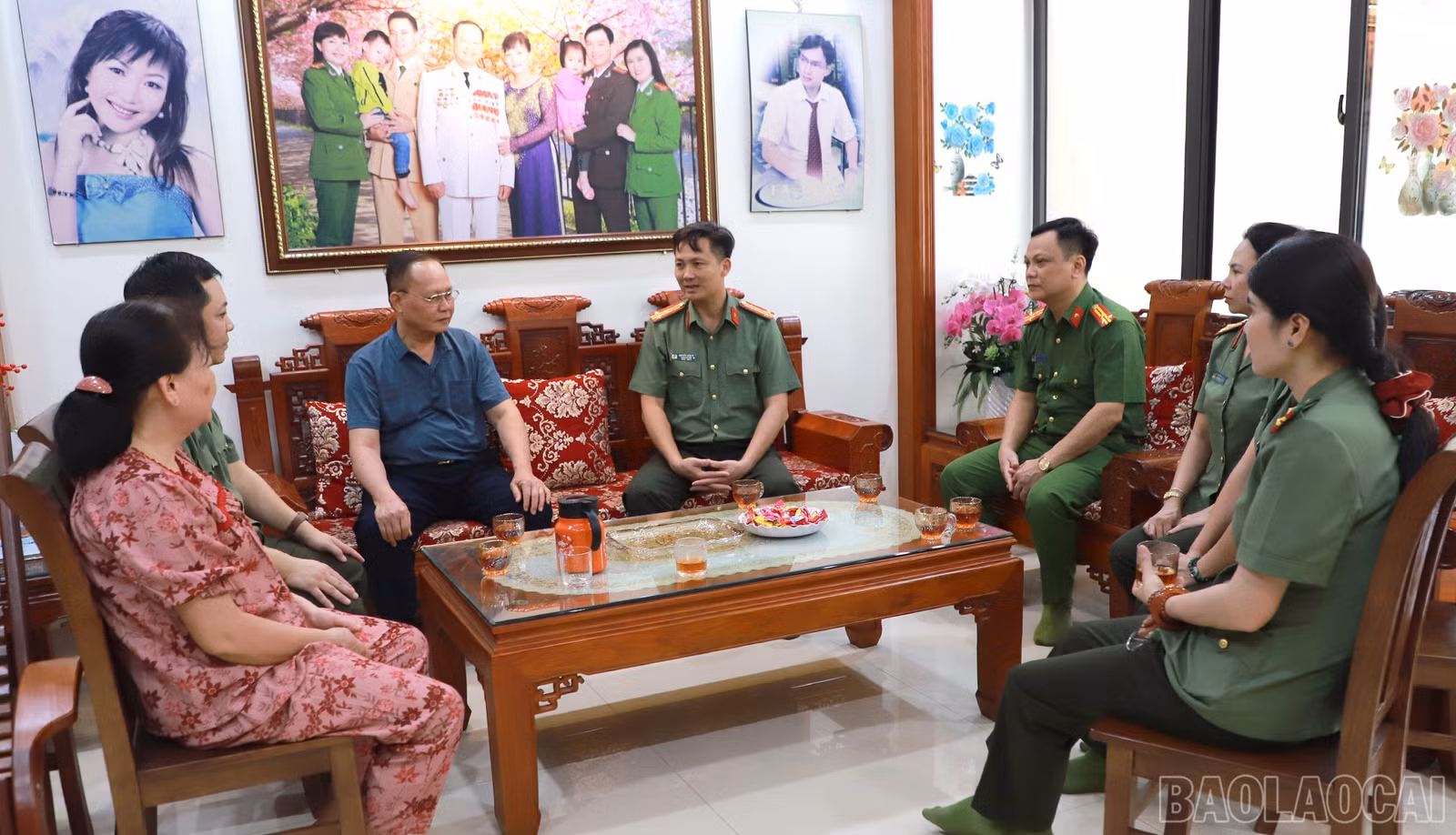 Đoàn công tác đến thăm, tặng quà gia đình thân nhân Anh hùng Lực lượng vũ trang nhân dân Trần Kim Chiến.