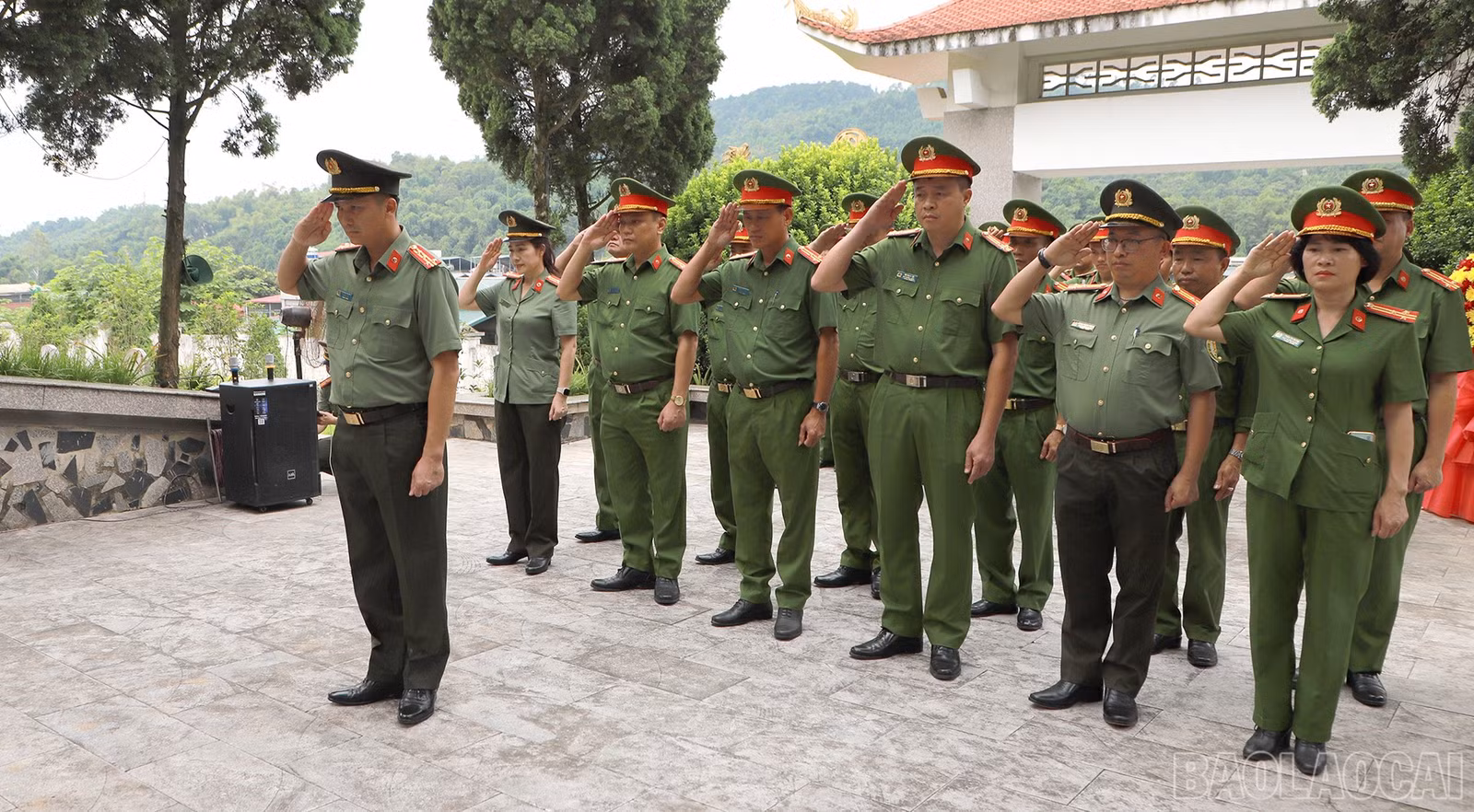 Các đại biểu tưởng niệm các Anh hùng liệt sĩ.