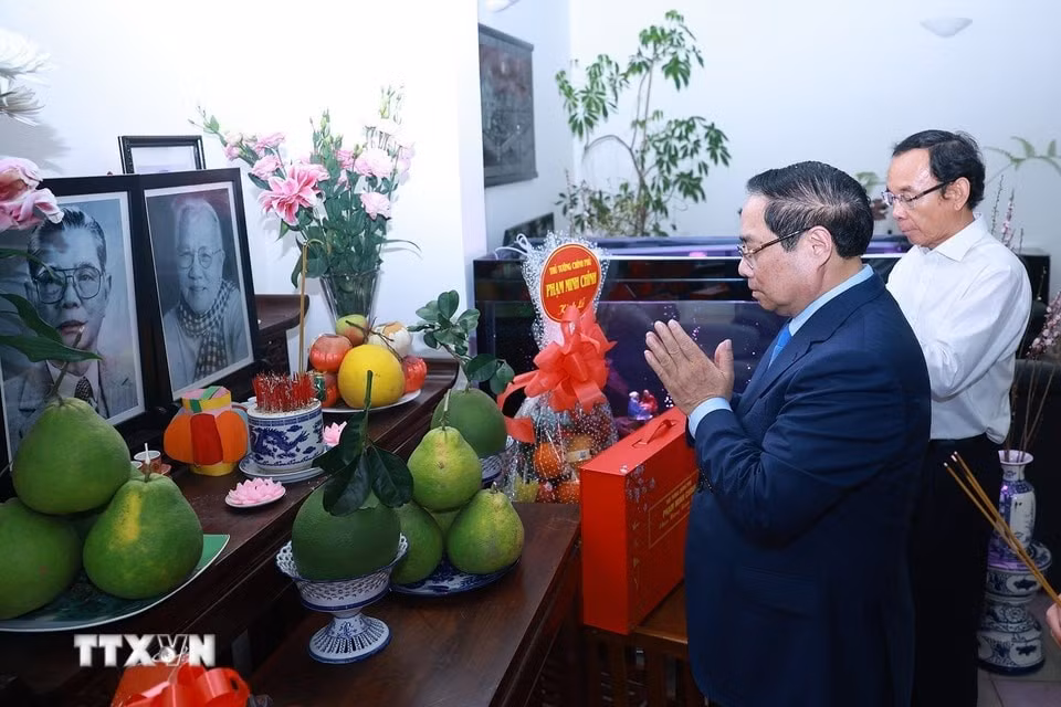 Thủ tướng Phạm Minh Chính dâng hương cố Tổng Bí thư Nguyễn Văn Linh.