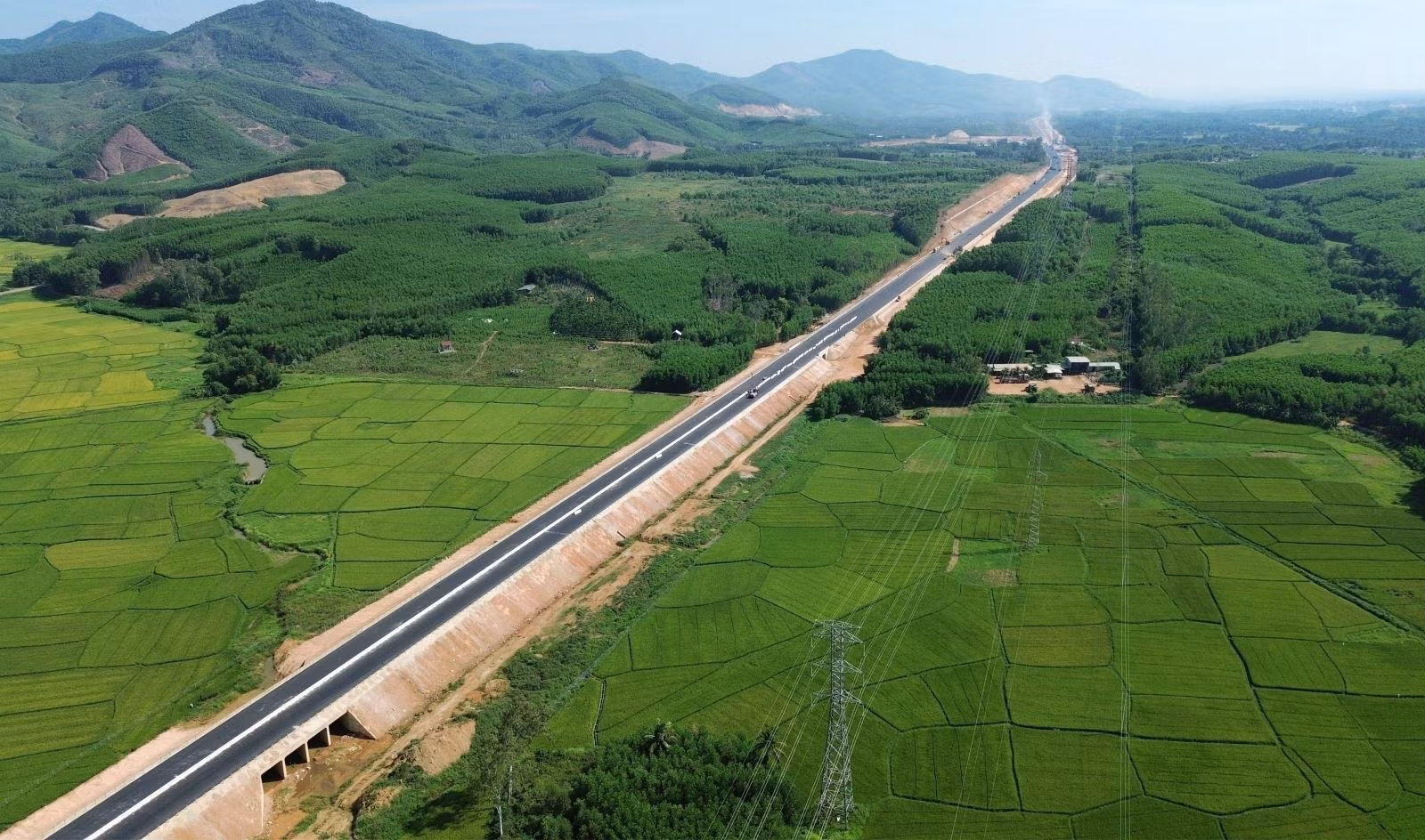 Cao tốc thành phần Hoài Nhơn – Quy Nhơn cán đích ngày 19/12/2025 góp phần hoàn thiện cao tốc Bắc Nam.