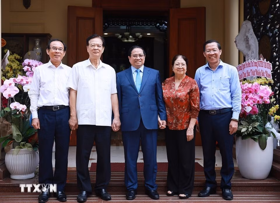 Thủ tướng Phạm Minh Chính thăm, chúc Tết gia đình nguyên Thủ tướng Chính phủ Nguyễn Tấn Dũng.