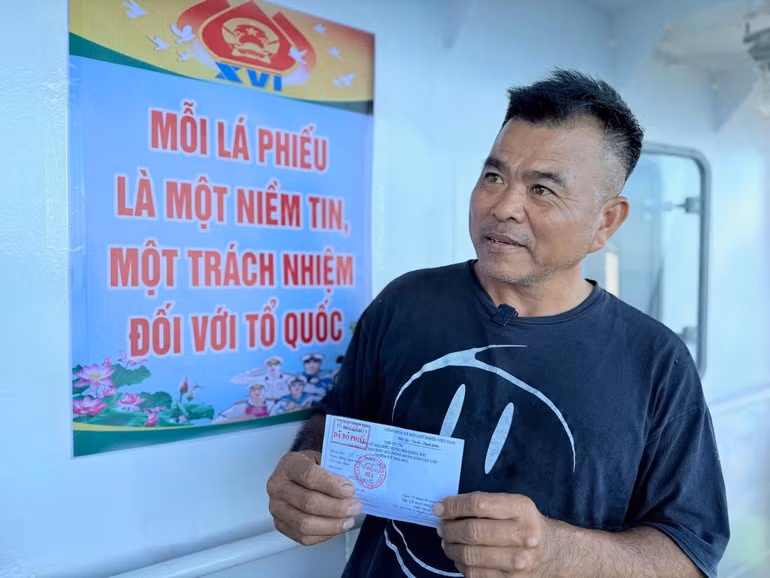 Anh Võ Tá Thanh, thuyền viên tàu Hải An 68 vui mừng vì đã hoàn thành việc bầu cử.