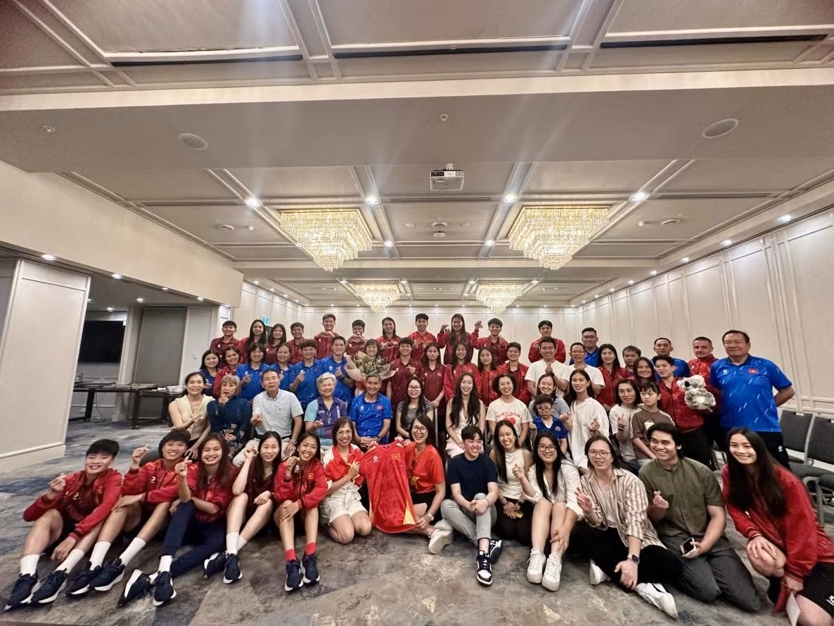 Đại diện Tổng Lãnh sự quán Việt Nam tại thành phố Perth cùng bà con cộng đồng người Việt và các cổ động viên tại bang Tây Australia động viên các nữ cầu thủ nhân dịp ngày Quốc tế Phụ nữ 8/3.