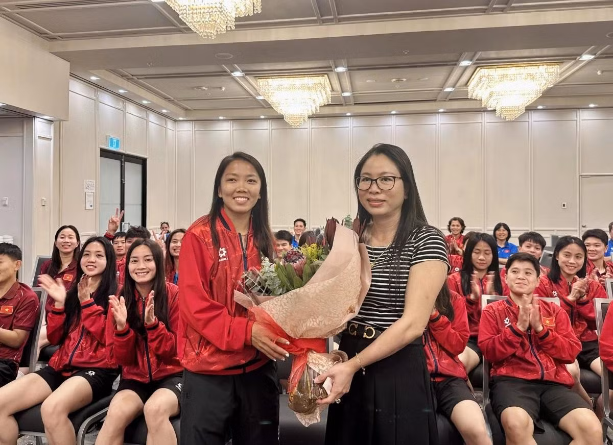 Tổng lãnh sự quán Việt Nam tại Perth tặng hoa các cầu thủ nữ nhân dịp ngày 8/3.