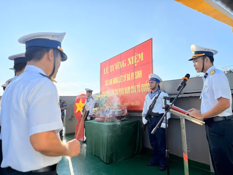 Các cử tri tàu Hải An 68 cùng cán bộ chiến sĩ tàu Trường Sa 04, cùng Tổ bầu cử dự lễ tưởng niệm các anh hùng liệt sĩ đã hy sinh trên thềm lục địa phía nam sáng 1/3/2026.