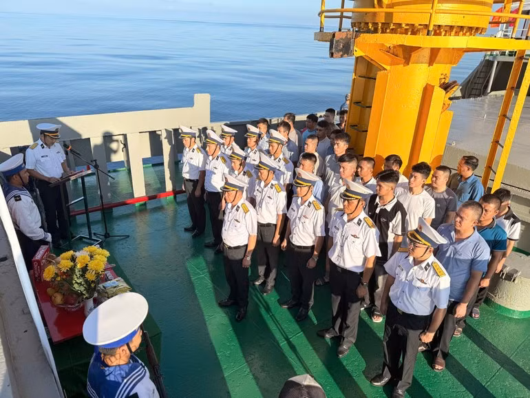 Các cử tri tàu Hải An 68 cùng cán bộ chiến sĩ tàu Trường Sa 04, cùng Tổ bầu cử dự lễ tưởng niệm các anh hùng liệt sĩ đã hy sinh trên thềm lục địa phía nam sáng 1/3/2026.