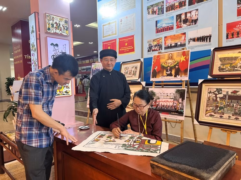 Nghệ nhân làng nghề tranh dân gian Đông Hồ.