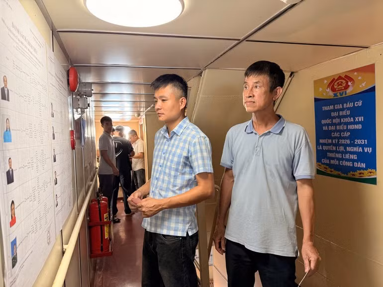 Danh sách người ứng cử đại biểu Quốc hội và đại biểu Hội đồng nhân dân được niêm yết công khai trên tàu TS-04.