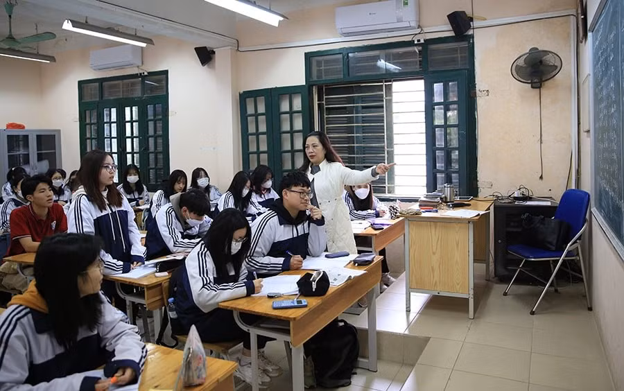 Giáo viên Trường Trung học phổ thông Lý Thường Kiệt (phường Việt Hưng) hướng dẫn học sinh lớp 12 ôn tập.