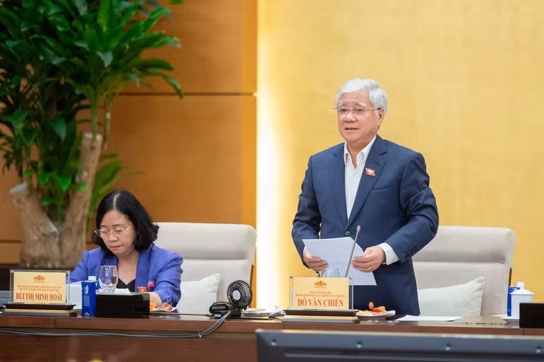 Phó Chủ tịch Quốc hội Đỗ Văn Chiến phát biểu tại phiên họp.