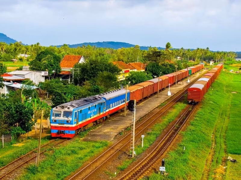 Ban quản lý dự án Đường sắt đang khẩn trương hoàn tất thủ tục để khởi công tuyến đường sắt Lào Cai - Hà Nội - Hải Phòng vào dịp 19/12 tới.