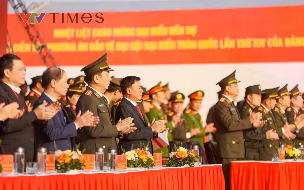 Các đại biểu dự buổi lễ.