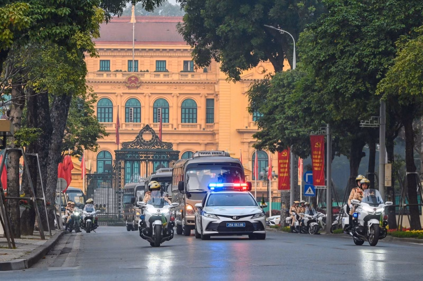 Mục tiêu, yêu cầu cao nhất là: Bảo vệ tuyệt đối an ninh, an toàn, không để xảy ra đột xuất, bất ngờ, không để xảy ra sơ suất dù là nhỏ nhất không chỉ ở nơi diễn ra đại hội, mà trên phạm vi cả nước.