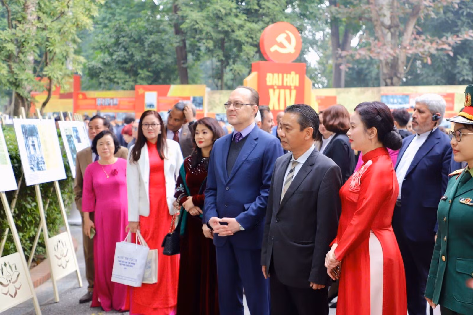 Các đại biểu tham quan Triển lãm “Chủ tịch Hồ Chí Minh với nước Nga”. Ảnh: CTV