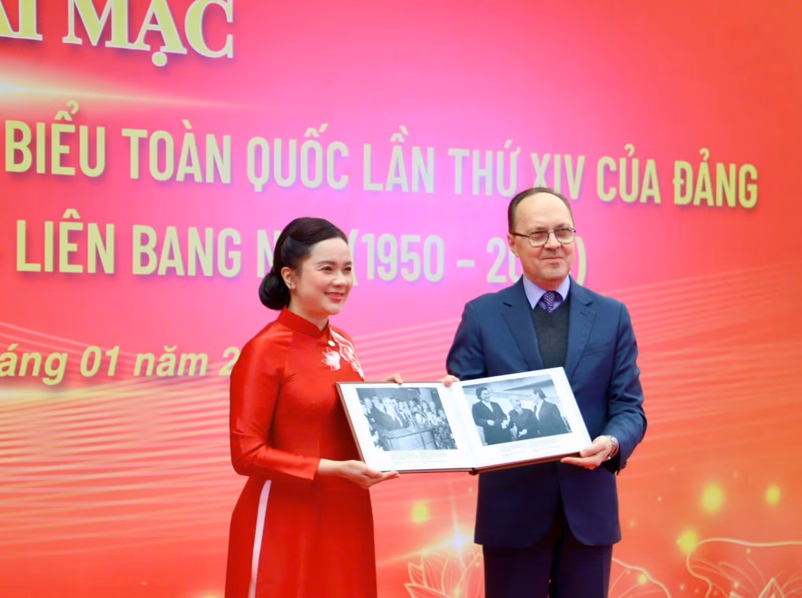 Đại sứ Liên bang Nga tại Việt Nam Gennady Bezdétko trao các bức ảnh cho Khu Di tích Chủ tịch Hồ Chí Minh.
