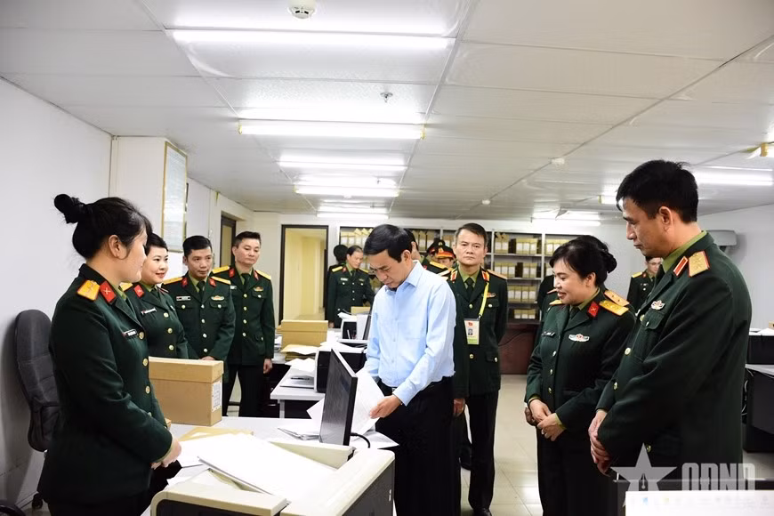 Đại tướng Phan Văn Giang kiểm tra tại Trung tâm Lưu trữ Bộ Quốc phòng.