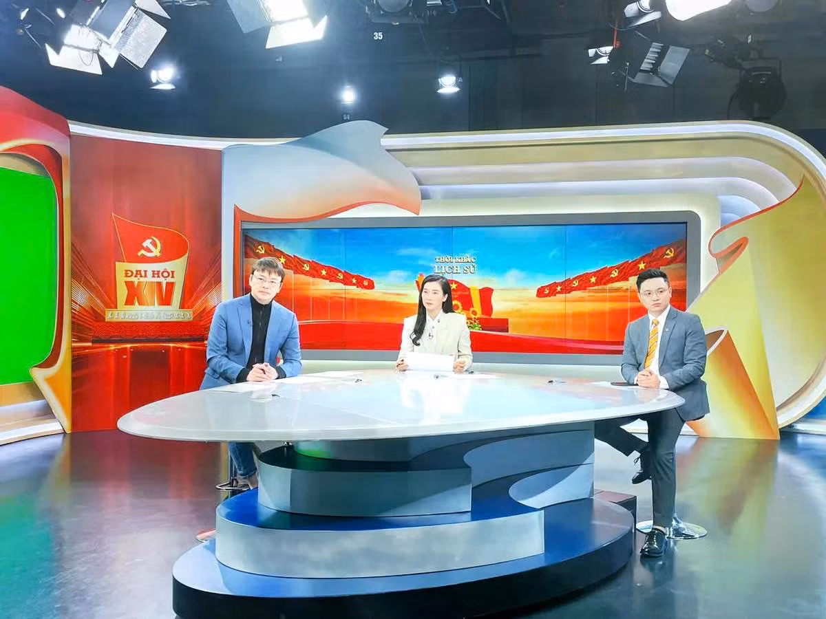 Hai BTV Khánh Trang và Hữu Bằng trong buổi tổng duyệt chương trình Dưới lá cờ vẻ vang của Đảng vào sáng 19/1.