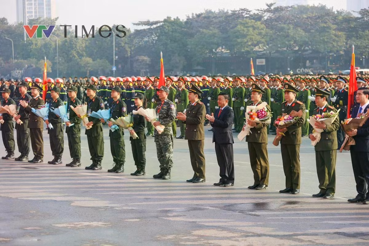 Đồng chí Trần Cẩm Tú và Thượng tướng Trần Quốc Tỏ tặng hoa cho các đơn vị tham gia Lễ xuất quân và diễn tập phương án bảo vệ Đại hội đại biểu toàn quốc lần XIV của Đảng.