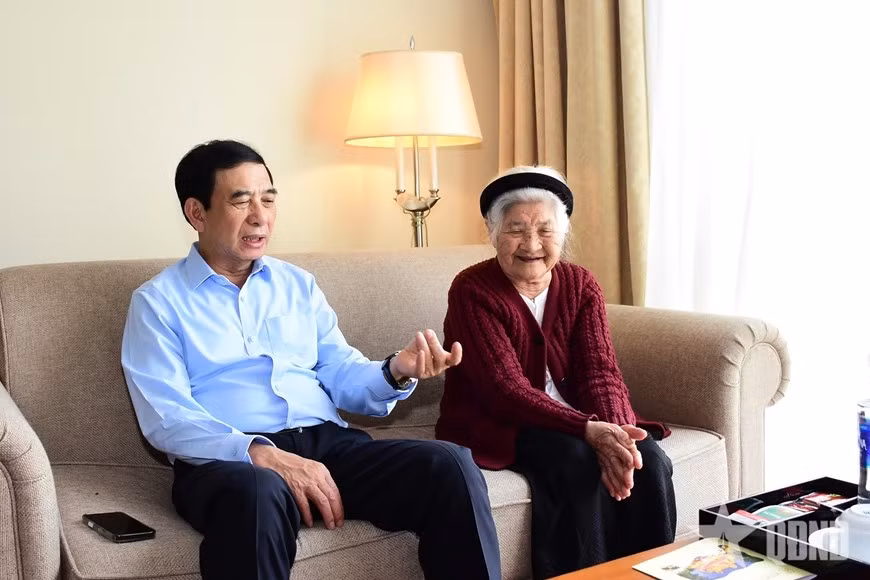 Đại tướng Phan Văn Giang thăm các đại biểu khách mời dự Đại hội đang lưu trú tại khách sạn.