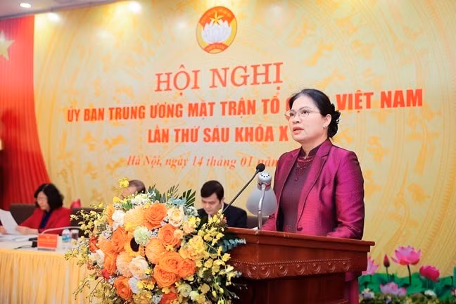 Phó Chủ tịch Ủy ban Trung ương MTTQ Việt Nam Hà Thị Nga trình bày nội dung tờ trình tại hội nghị.
