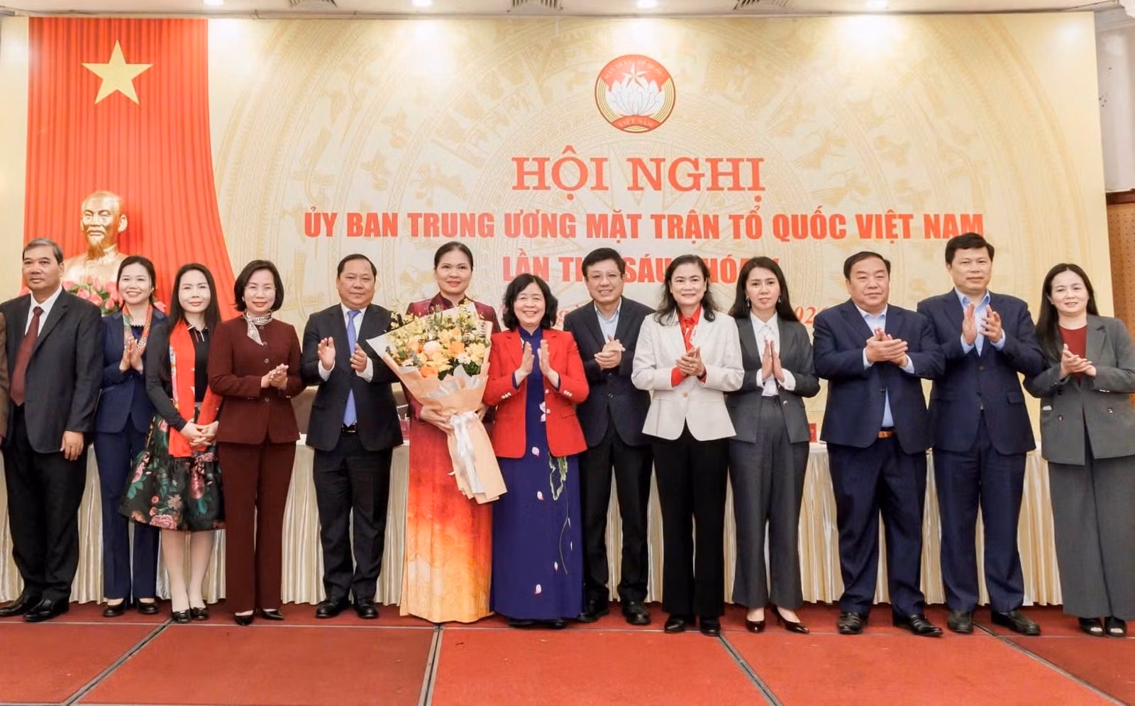 Đồng chí Bùi Thị Minh Hoài tặng hoa chúc mừng các vị được hiệp thương cử tham gia Ủy ban Trung ương MTTQ Việt Nam khóa X.