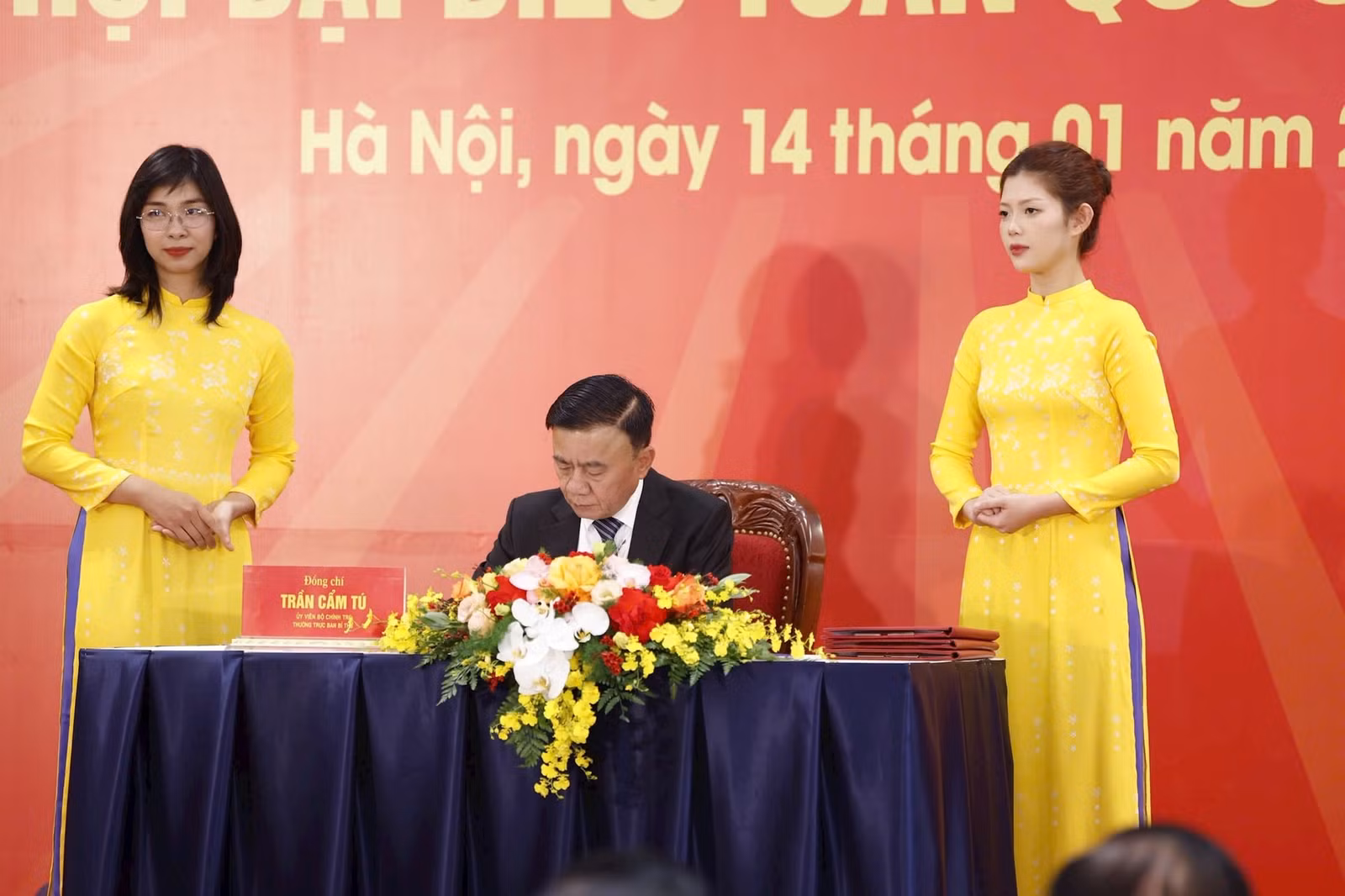 Ủy viên Bộ Chính trị, Thường trực Ban Bí thư Trần Cẩm Tú ký phát hành bộ tem.