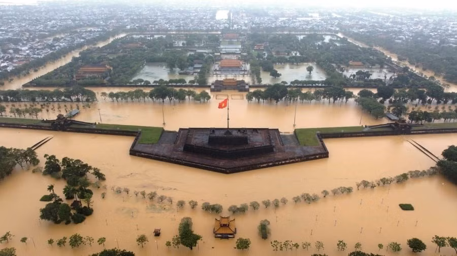 Di tích Kinh thành Huế bị ngập trong nước lũ.