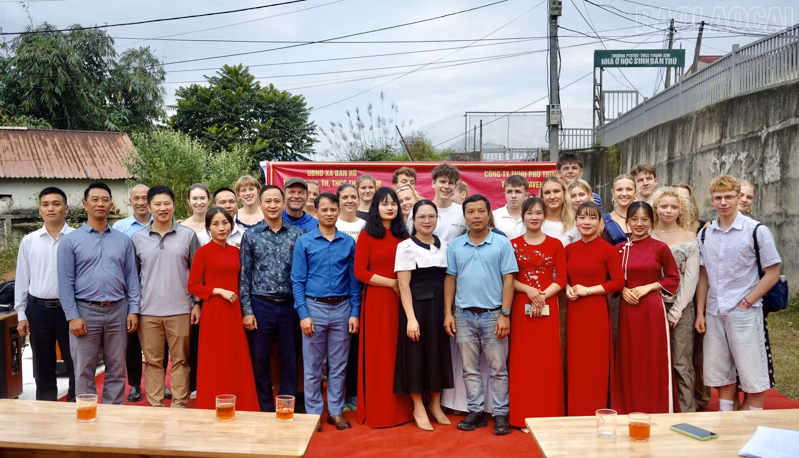 baolaocai-tr_chup-anhcungchinhquyen.jpg