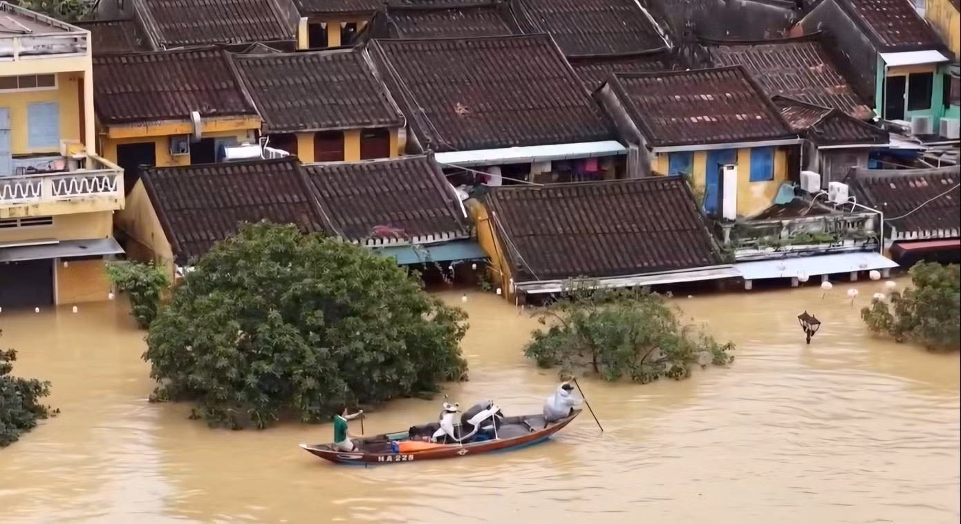 Phố cổ Hội An ngập sâu.
