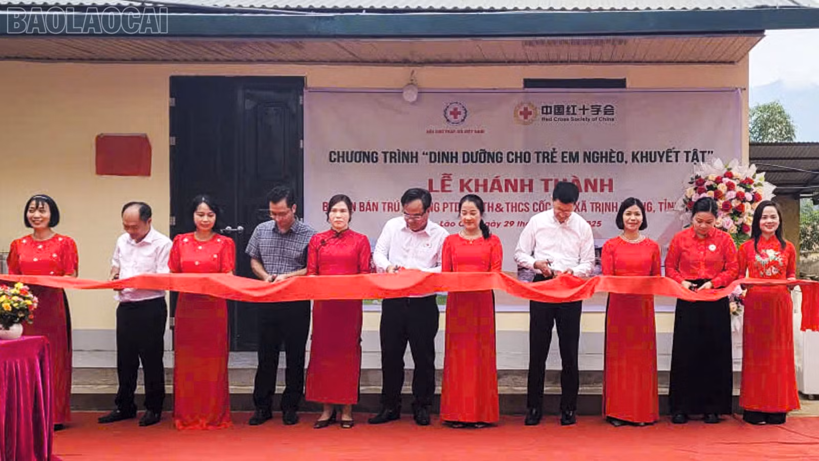Cắt băng khánh thành công trình.