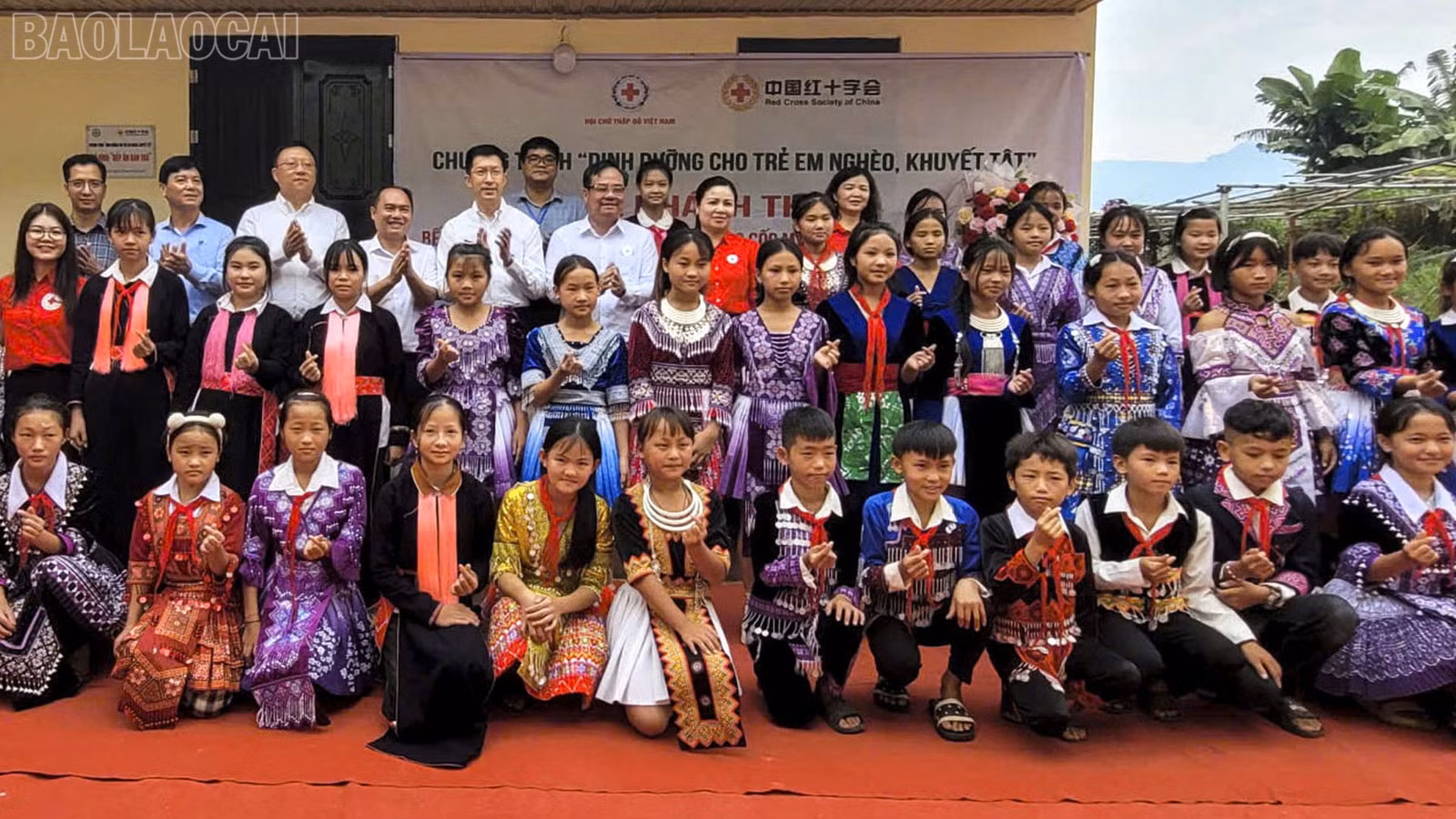 Đại biểu chụp ảnh lưu niệm với học sinh nhà trường.