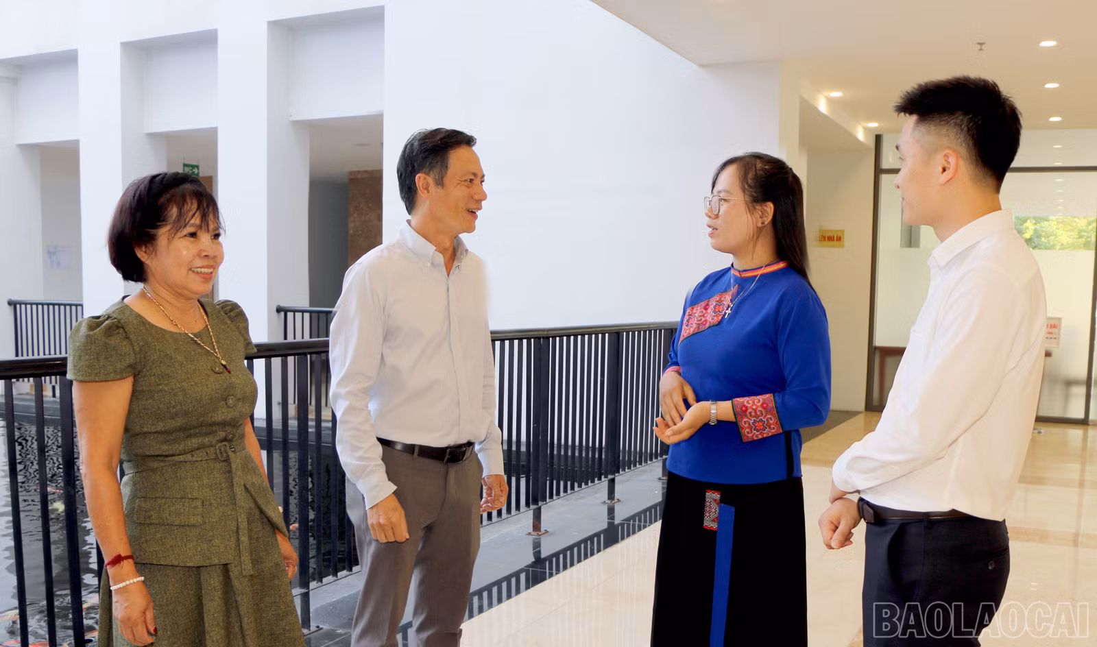 TS. Lê Duy Bình - Giám đốc Economica Việt Nam trao đổi với các doanh nghiệp, HTX tham dự hội thảo. baolaocai-br_2.jpg