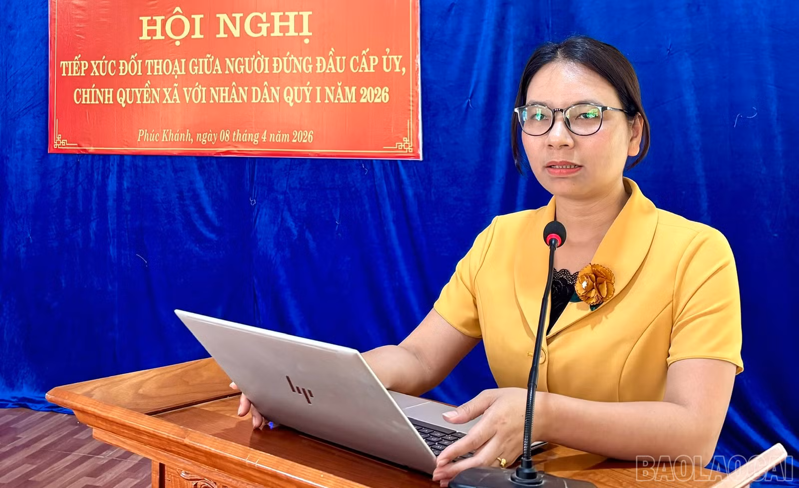 Chủ tịch UBND xã Phúc Khánh Trịnh Thị Duyên phát biểu ý kiến tiếp thu, giải trình các ý kiến của người dân tại hội nghị.