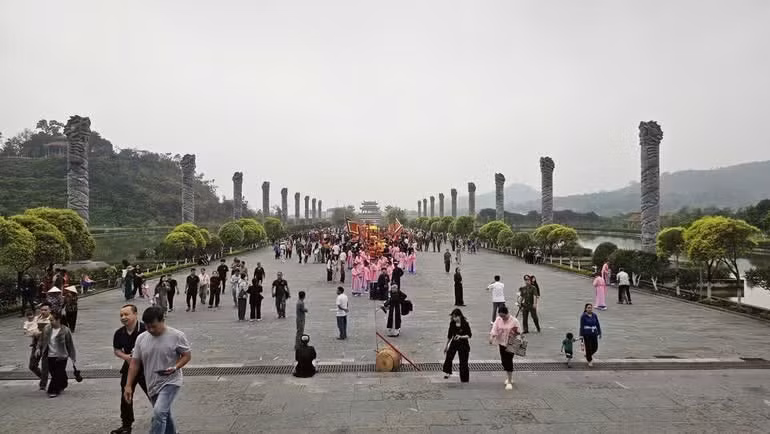 Đông đảo nhân dân tham gia lễ hội.