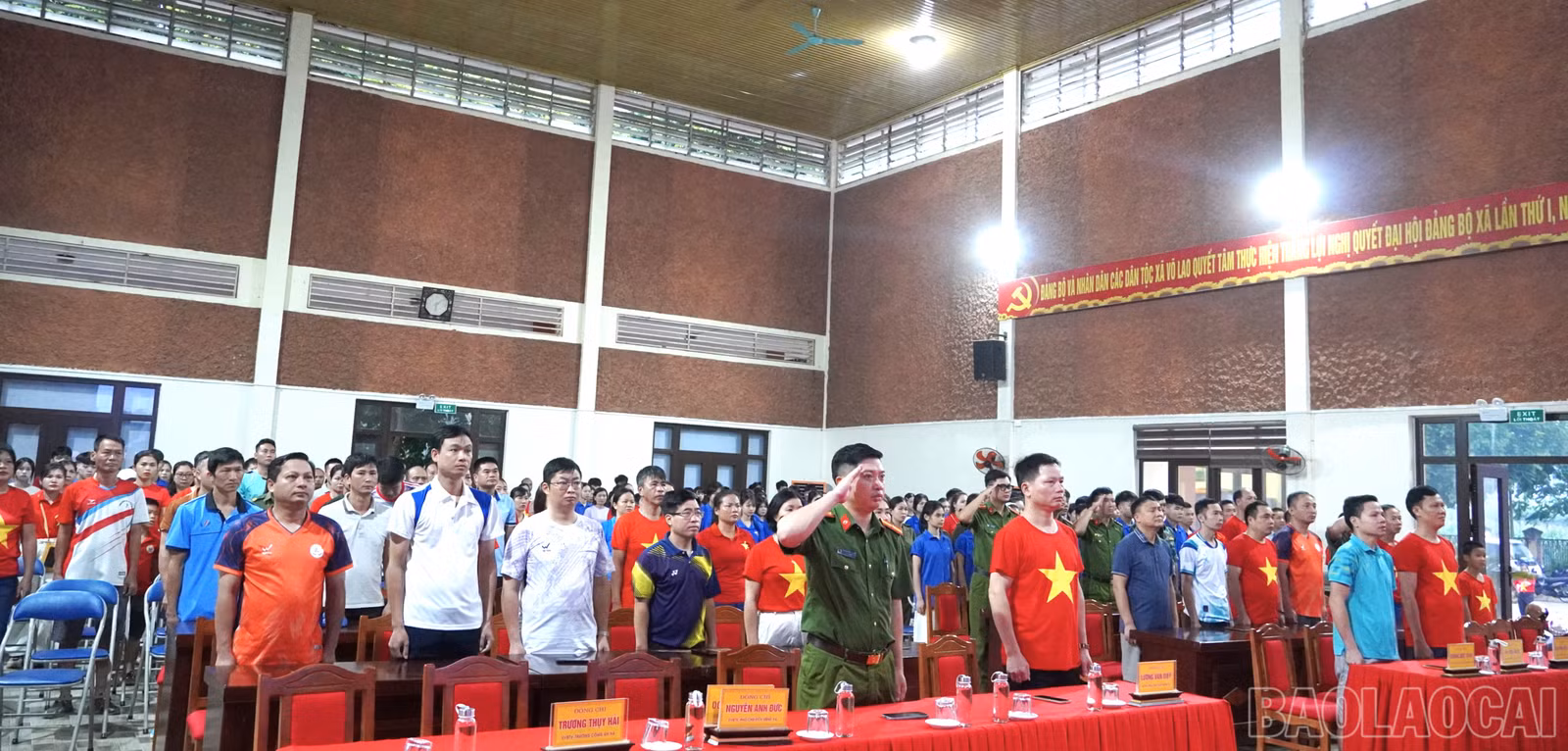 baolaocai-br_anh-1-cac-dong-chi-lanh-dao-xa-vo-lao-cung-dong-dao-can-bo-luc-luong-vu-trang-giao-vien-hoc-sinh-va-nhan-dan-tham-gia-chuong-trinh.jpg