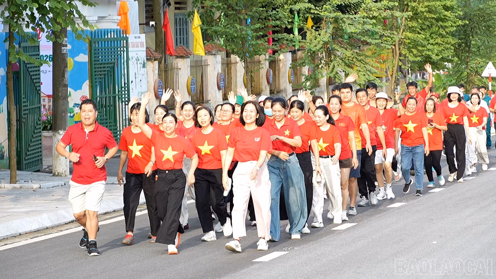 baolaocai-br_luc-luong-vu-trang-xa-tang-loong-tham-gia-chuong-trinh-cung-viet-nam-tien-buoc-2.jpg