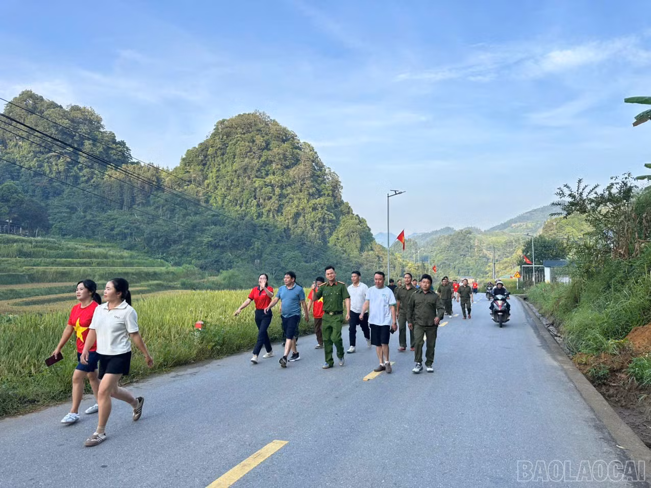 Cán bộ, đảng viên và Nhân dân tích cực tham gia.
